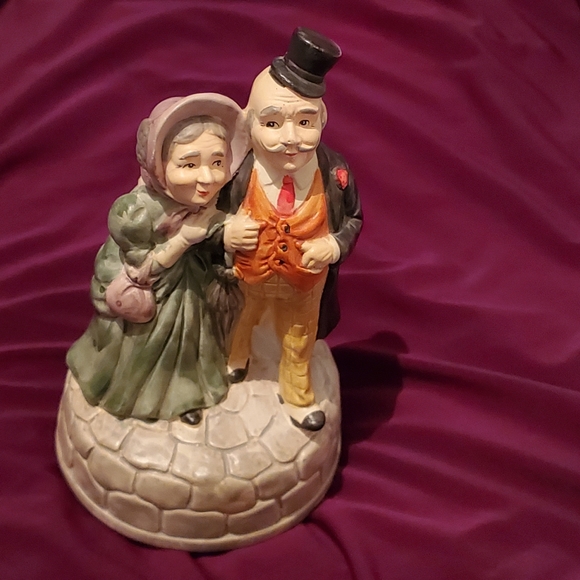 Collectible Porcelain 1976 Rotating Revolving Music Box - Picture 3 of 3